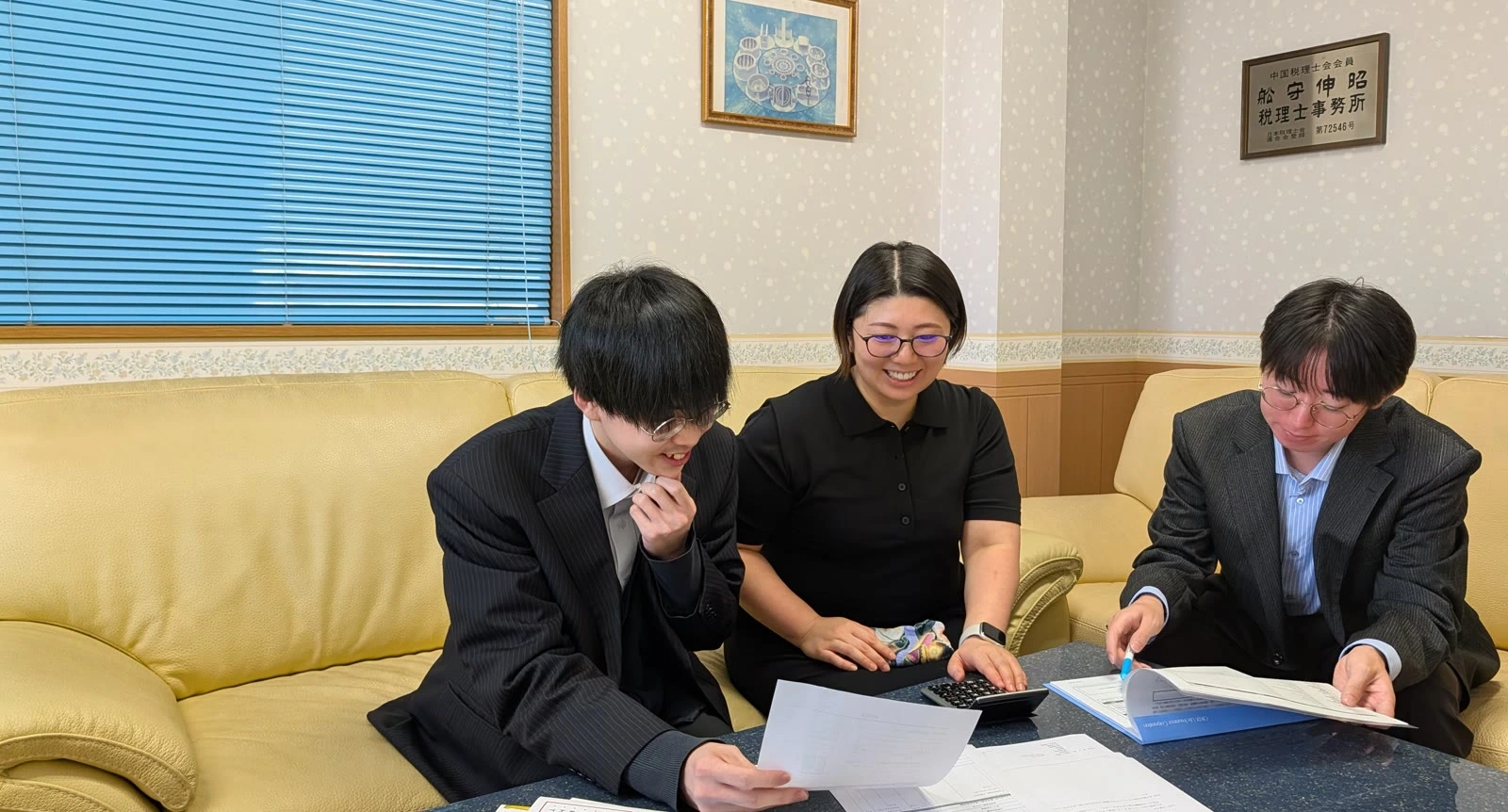 資料と数字を確認する舩守会計事務所のスタッフ