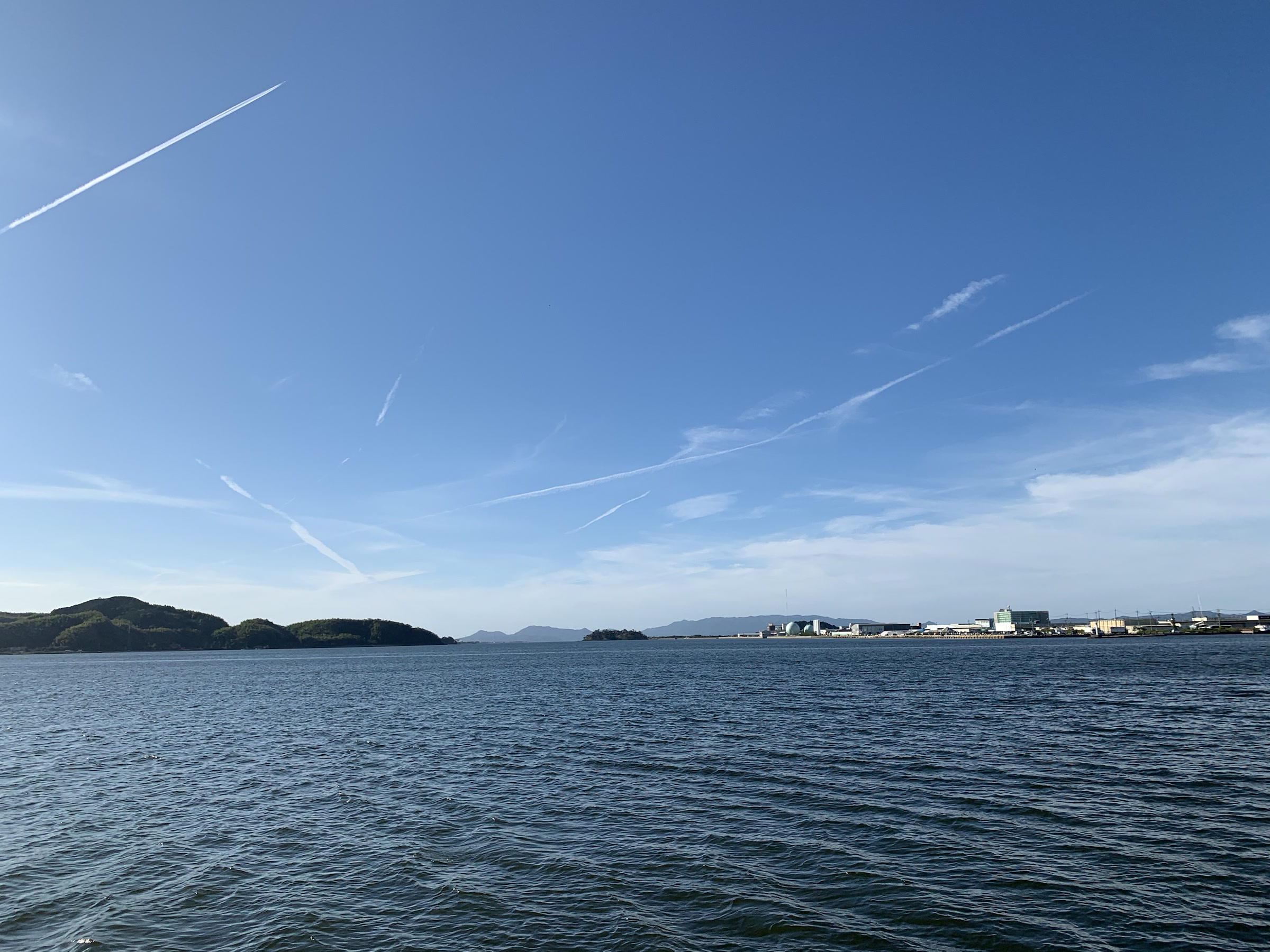 中海と対岸の山並みを望む米子市内の風景